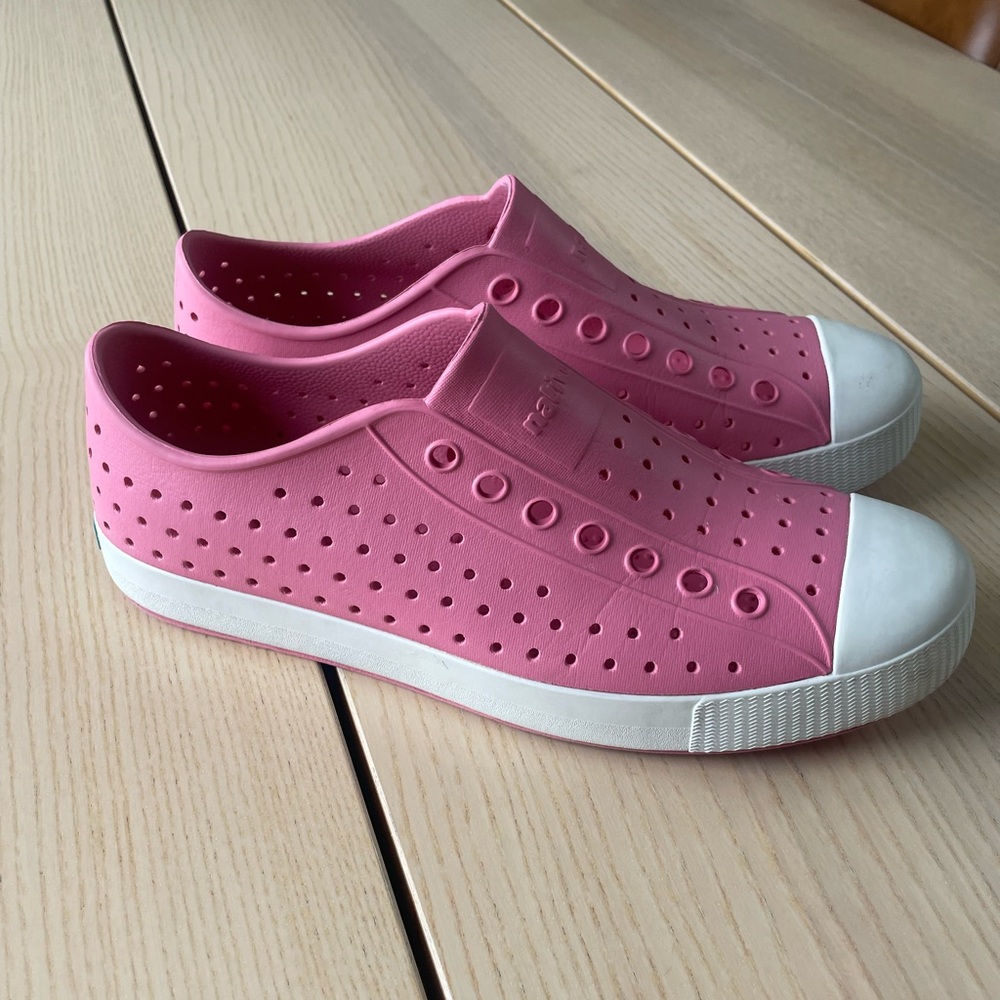Native Jefferson ladies slip on sneakers size 10, Jefferson pink slip ons W10 M8